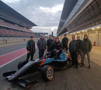 Teo con todo su equipo en el Circuito de Cataluña. El primero de la derecha es su coach, Esteban Guerrieri (Prensa Teo Schropp)