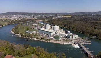 Una vista general muestra la central nuclear KKW Beznau, de la compañía energética suiza Axpo, y el río Aar cerca de Döttingen (Suiza) (REUTERS/Arnd Wiegmann/Archivo)