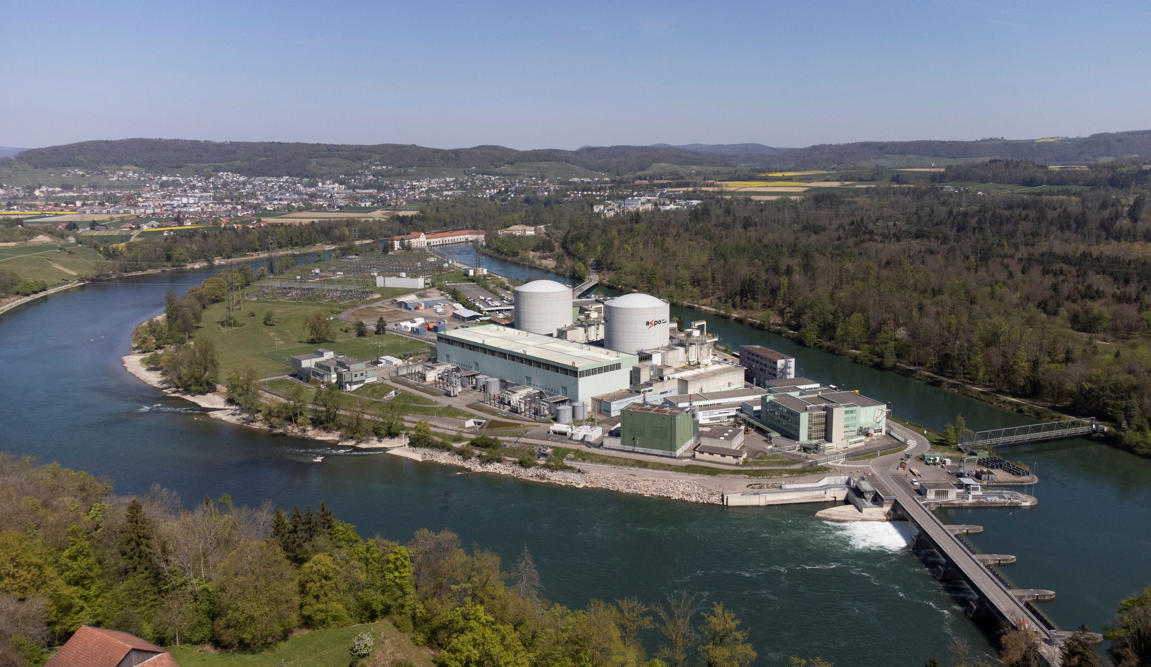 Una vista general muestra la central nuclear KKW Beznau, de la compañía energética suiza Axpo, y el río Aar cerca de Döttingen (Suiza) (REUTERS/Arnd Wiegmann/Archivo)