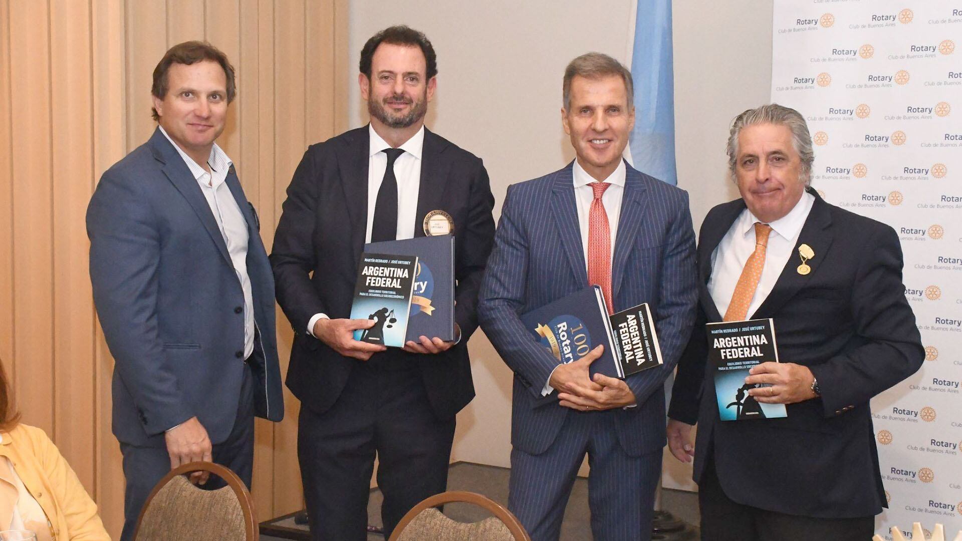 Martín Redrado y José Urtubey junto a las autoridades del Rotary Club Buenos Aires