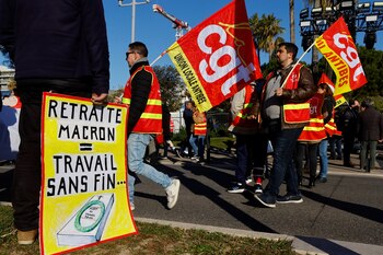 Manifestantes sostienen banderas del sindicato
