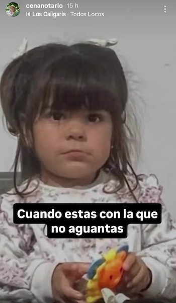 Primer plano de una niña de cabello oscuro con flequillo, expresión seria, sosteniendo un juguete de colores, con un texto negro superpuesto que dice "Cuando estas con la que no aguantas"
