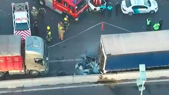 El auto impactó contra un