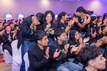Instante en el que Ricardo Sagrera Bogle, Presidente y Fundador del Programa ¡Supérate!, anuncia que Koko´s Talk es el equipo ganador de la Expo Tech (Foto cortesía )