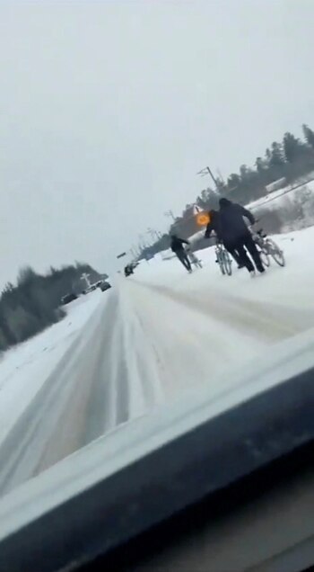 Personas caminan por la carretera