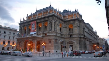 Un emperador lo inauguró en 1884 y una obra de cinco años lo renovó: así luce el teatro que enorgullece a Budapest