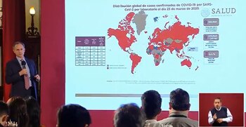 Subsecretario López-Gatell informando sobre el