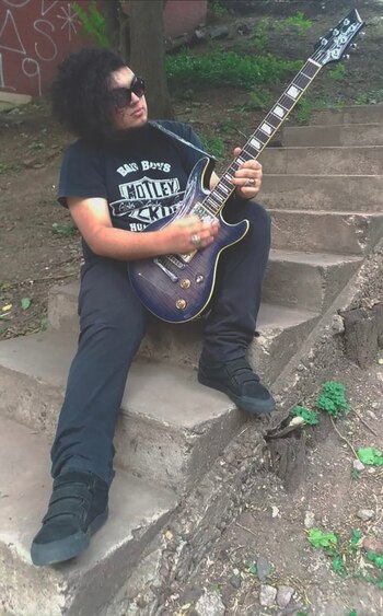 Agustín con su guitarra