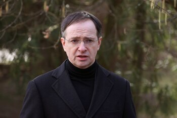 El asesor presidencial ruso Vladimir Medinski, jefe de la delegación rusa, habla con los medios de comunicación antes de las conversaciones previstas con funcionarios ucranianos, en la región de Brest, Bielorrusia 3 de marzo de 2022. Maxim Guchek/BelTA/Handout via REUTERS