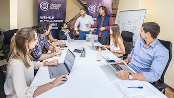 De izquierda a derecha: Costanza