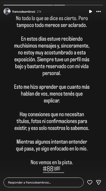 Captura de pantalla de una publicación de Instagram con texto blanco sobre fondo oscuro, el perfil de Franco Deambrosi y un icono de bandera a cuadros