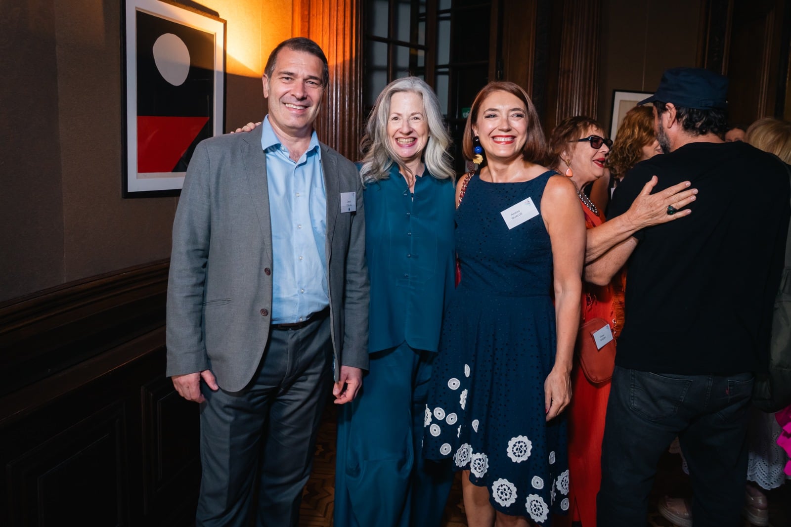 David Collas, CEO de Carrefour, Eve Grynberg, presidente Marianne, y Andrea Gualde, directora de Farmacity
