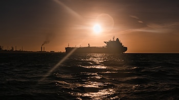 La Armada venezolana escolta buques