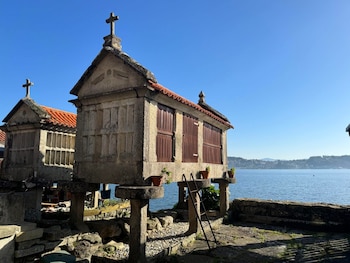 Detalle de los emblemáticos hórreos de Combarro, integrados en el paisaje costero gallego.
