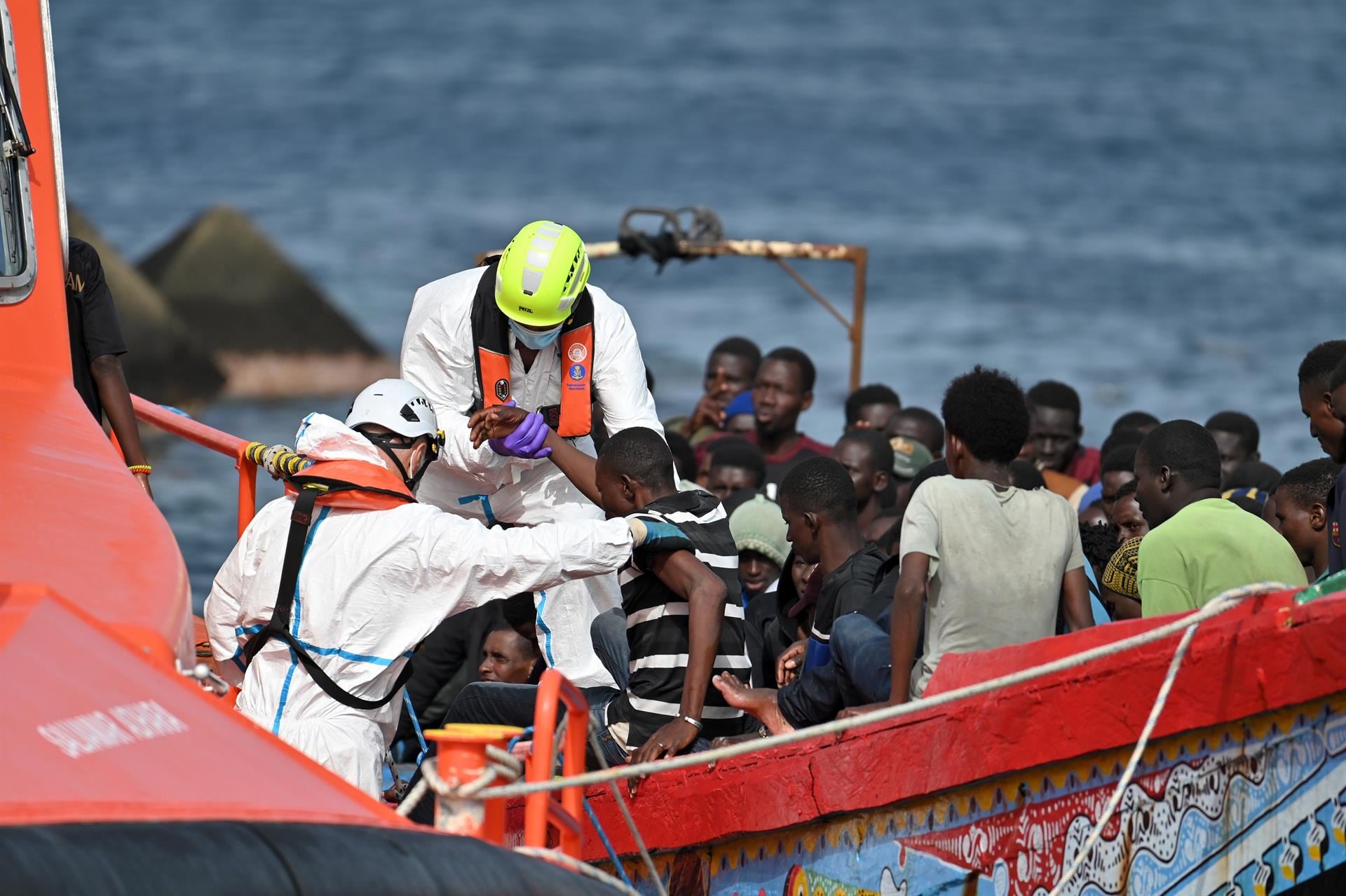 Rescatan a 150 migrantes de un cayuco en aguas de El Hierro en noviembre de 2025 (Europa Press)