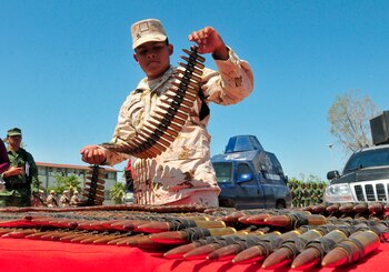 Agentes del Ejercito Mexicano muestran