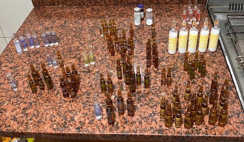 Las ampollas de las sustancias fueron secuestradas por los investigadores