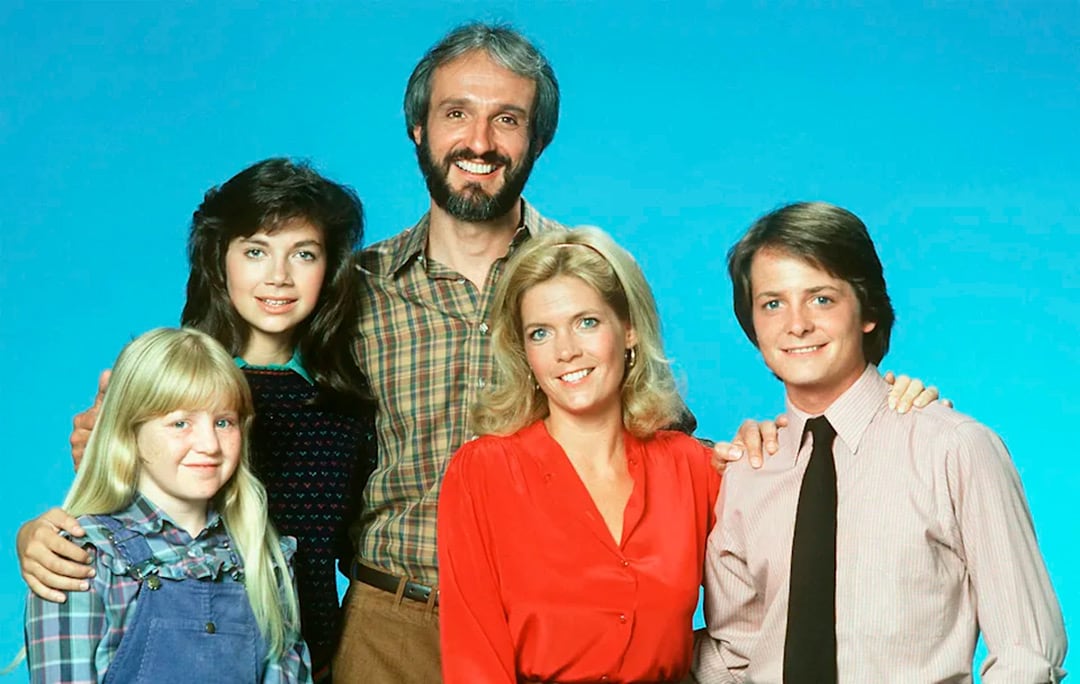 Michael Fox y el elenco de Family Ties, la serie que lo catapultó a la fama