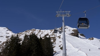 Al menos ocho personas muertas