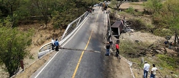 Los daños en el puente Güijo generan retrasos de hasta 90 minutos y obligaron a habilitar rutas alternas, incluso por propiedades privadas.