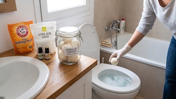 Prepara estas bombas de jabón para eliminar el sarro y la suciedad de tu baño sin esfuerzo