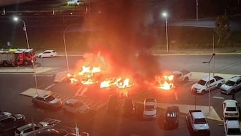 Tras una supuesta infidelidad, incendiaron seis vehículos de lujo frente a la Legislatura de Neuquén