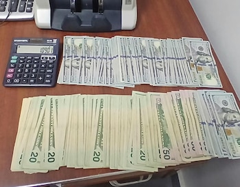 Funcionarios de la Autoridad Nacional de Aduanas hallaron $10.901 durante la revisión de dos pasajeras cubanas procedentes de La Habana. (ANA)