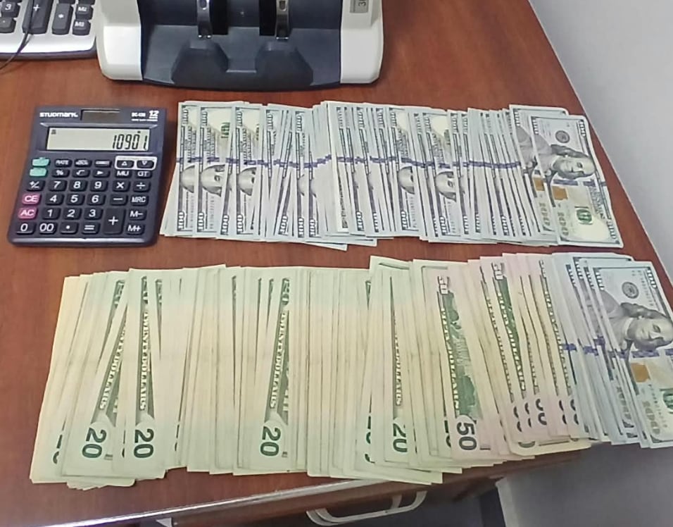 Funcionarios de la Autoridad Nacional de Aduanas hallaron $10.901 durante la revisión de dos pasajeras cubanas procedentes de La Habana. (ANA)