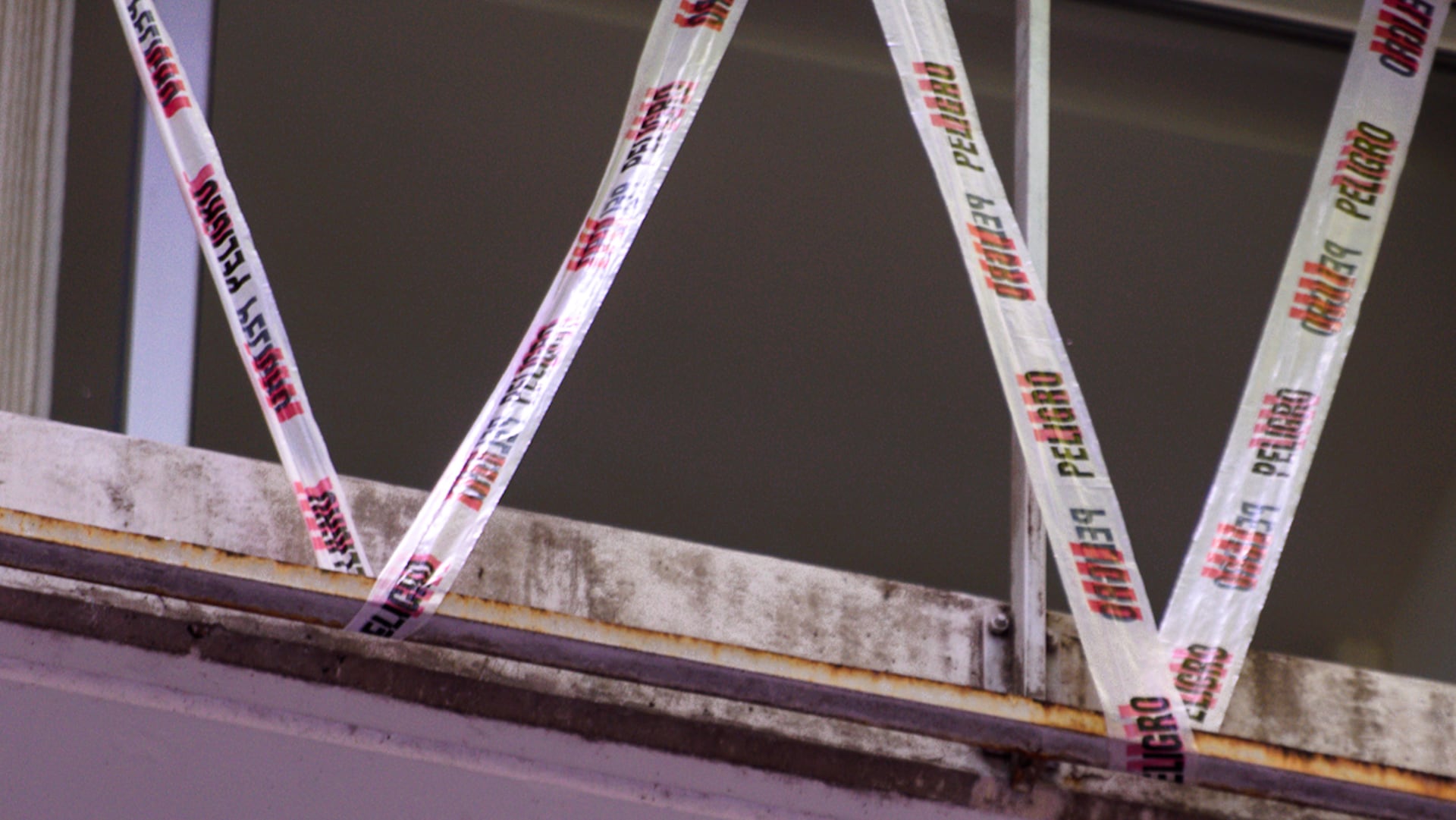 La estructura metálica de los balcones presenta óxido y deterioro, factores señalados como causantes probables del desprendimiento del vidrio (Adrián Escandar)