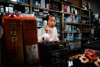 Un hombre hablando por teléfono