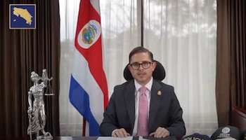 El ministro de Justicia y Paz, Gabriel Aguilar, anuncia las medidas para limitar el ingreso de alimentos y artículos personales en las cárceles del país. Crédito: Video Ministerio de Justicia y Paz