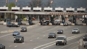 El uso de matrículas manipuladas o difíciles de identificar se ha convertido en una de las principales estrategias para evadir el pago de peajes en puentes y túneles de la red metropolitana.