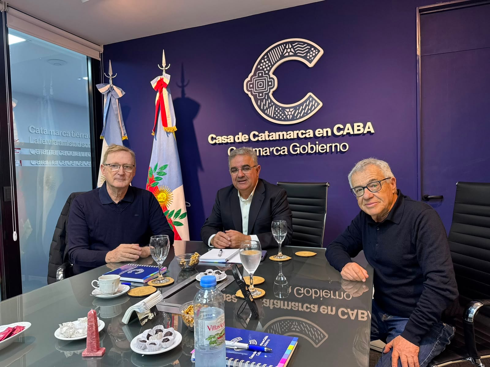 El gobernador de Catamarca, Raúl Jalil, junto a los dueños de Jazmin Chebar, Claudio Drescher, y de Grisino, Eduardo Kosak