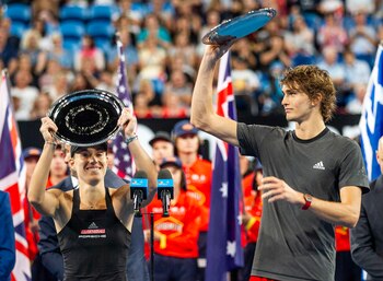 05/01/2019 05 January 2019, Australia, Perth: German tennis players Angelique Kerber and Alexander Zverev hold the trophies up for second place after losing against Swiss Roger Federer and Belinda Bencic during the mixed doubles final match between Germany and Switzerland on the Eighth day of the Hopman Cup tennis tournament at RAC Arena. Photo: Tony Mcdonough/AAP/dpa
DEPORTES INTERNACIONAL
Tony Mcdonough/AAP/dpa
