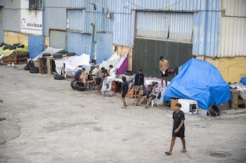 01/09/2026 Varios inmigrantes se protegen de la lluvia con telas y lonas, a 1 de septiembre de 2026, en Ceuta (España). La Policía ha practicado tres expulsiones de personas con vínculos con el radicalismo de carácter yihadista detectadas en Ceuta tras la entrada masiva a la ciudad española del pasado 30 de julio. Por su parte, sindicatos policiales han vuelto a reclamar que se extreme la vigilancia.
POLITICA
Marcos Moreno - Europa Press