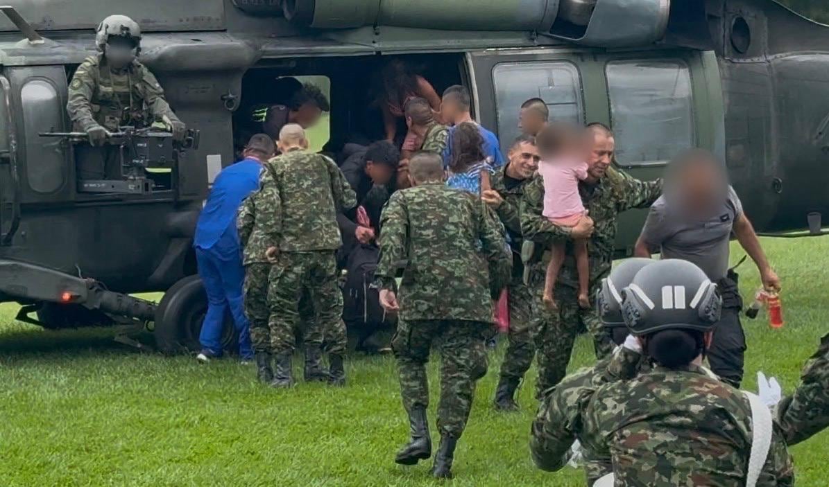 La operación de rescate, encabezada por el Ejército, se activó después de que el padre de los niños lograra huir de un secuestro y alertara a las autoridades sobre la amenaza inminente que pendía sobre su familia - crédito Ejército Nacional