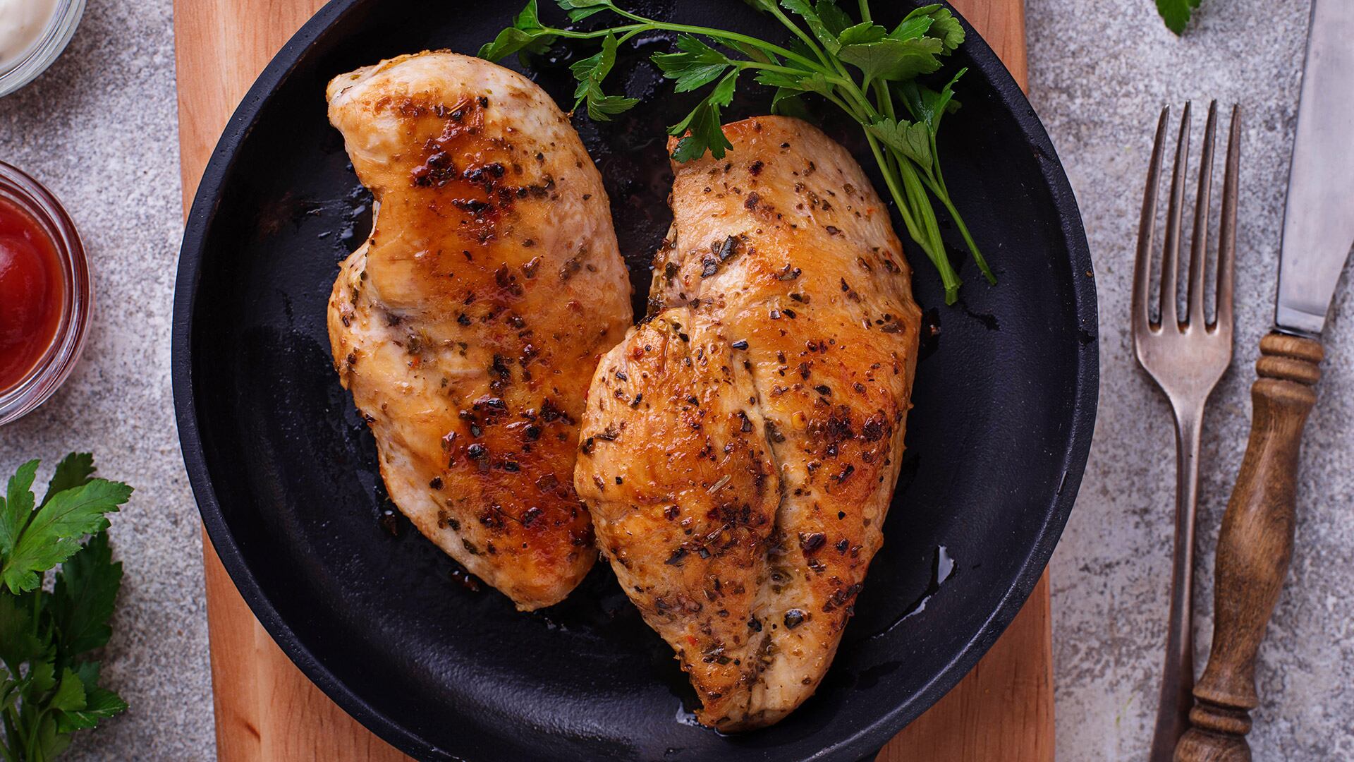 La pechuga de pollo es una de los tipos de carne que aporta más proteína y menor cantidad de grasa, por lo que es una de las mejores opciones de consumo.