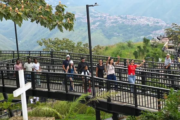 Cristo Rey ofrece horarios diferenciados para deportistas, turistas y público general, con acceso exclusivo a vistas panorámicas en la noche - crédito Alcaldía de Cali