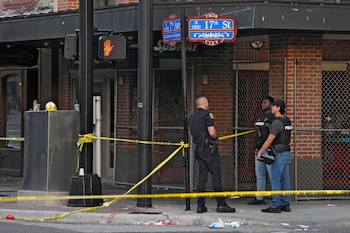 Agentes de policía permanecen en