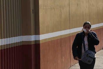 La OMS recomienda usar cubrebocas.