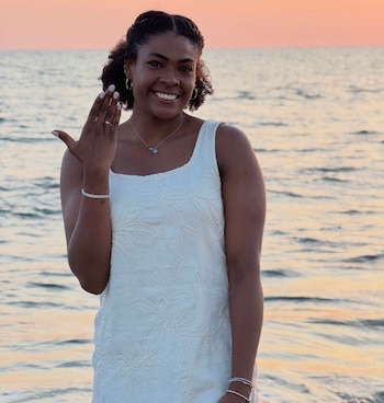 Ángela Leyva posando con su anillo de compromiso en la playa.