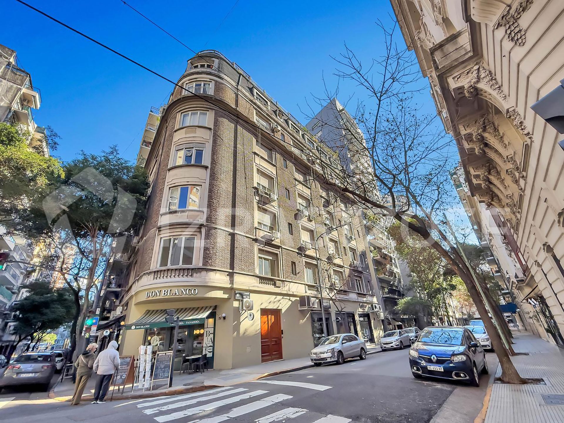 El dúplex, de más de 280 metros cuadrados cubiertos, incluye una terraza privada de 120 metros cuadrados con pileta y parrilla