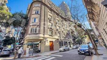 Salió a la venta el departamento de “la vecina de arriba” de Cristina Kirchner en Recoleta: cómo es por dentro