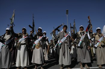 Combatientes hutíes durante un desfile