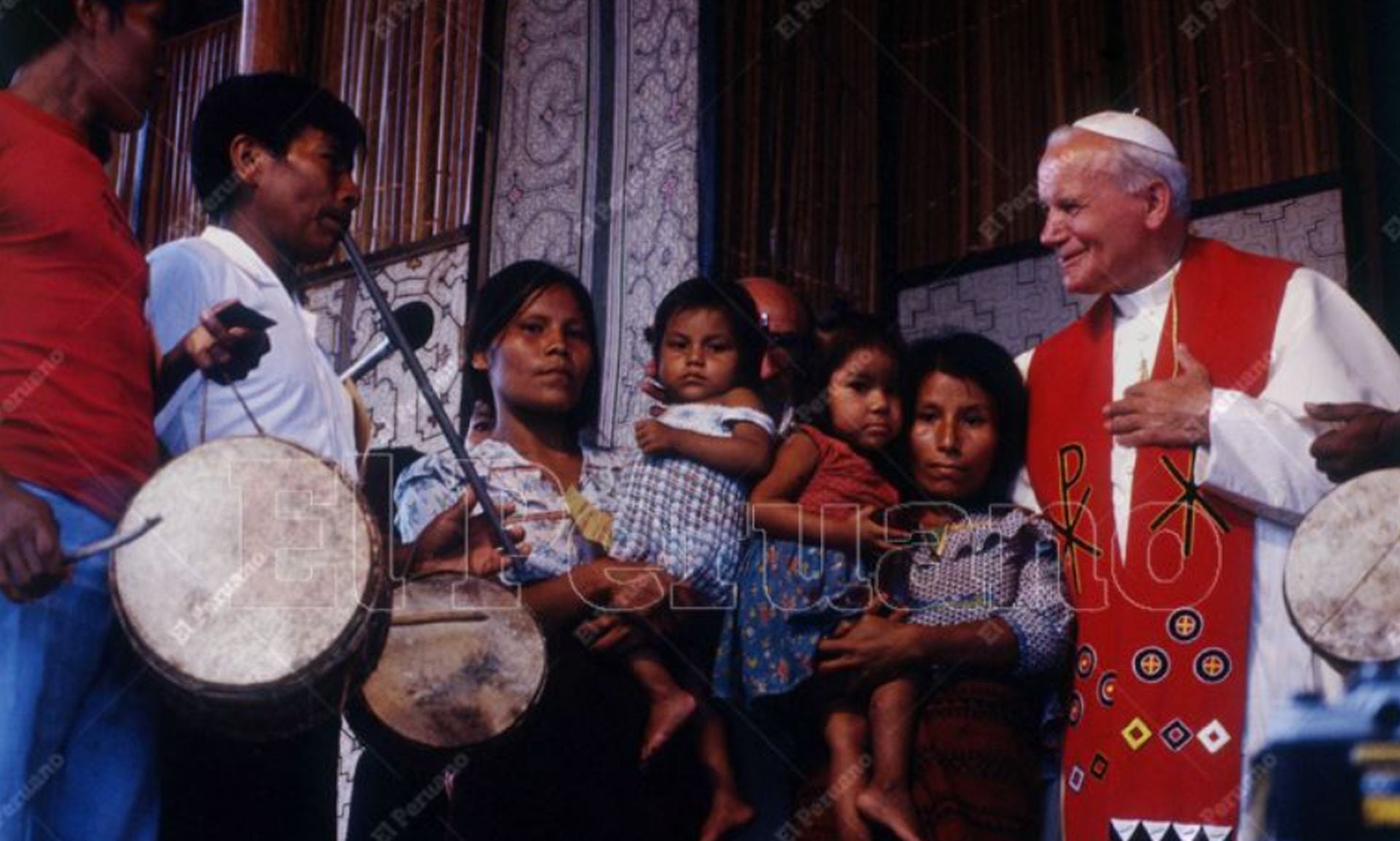 Juan Pablo II fallece tras décadas de pontificado, recordado en el Perú por sus visitas que llevaron esperanza a una población golpeada por el conflicto. (El Peruano)