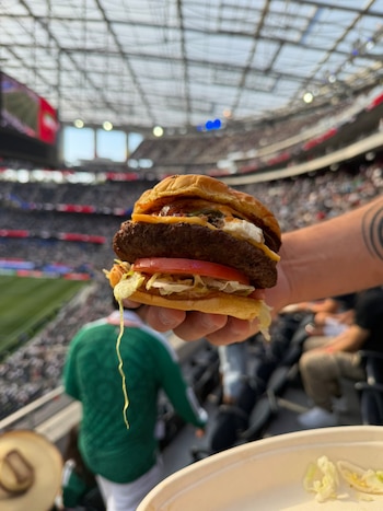 The Twinkie cheeseburger, la propuesta del SoFi Stadium (X / @DanielNMiller)