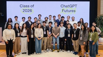Un grupo de aproximadamente treinta jóvenes posa frente a una pantalla que muestra "Class of 2026" y "ChatGPT Futures" en letras grandes