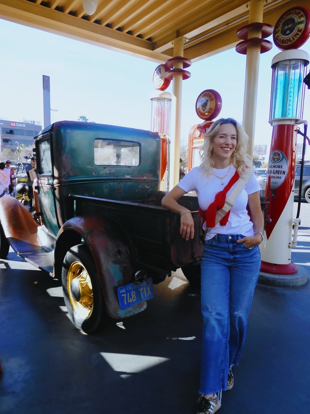 El look elegido fue un jean ancho, una remera blanca, un suéter de color rojo y una riñonera de Louis Vuitton (Instagram)