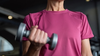 Combinar fuerza e hipertrofia en