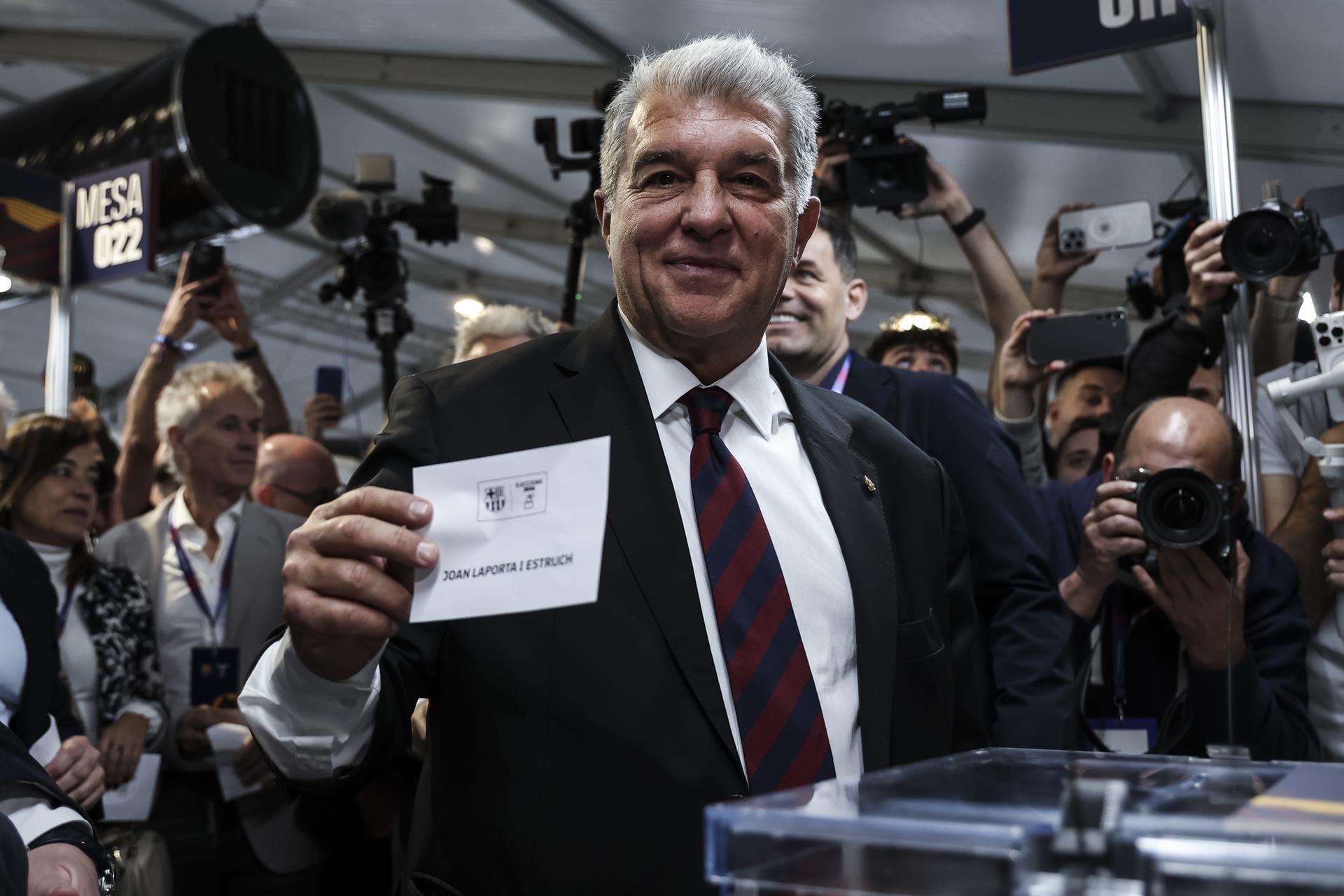 Laporta votando en las elecciones por la presidencia del Barcelona. (Europa Press)